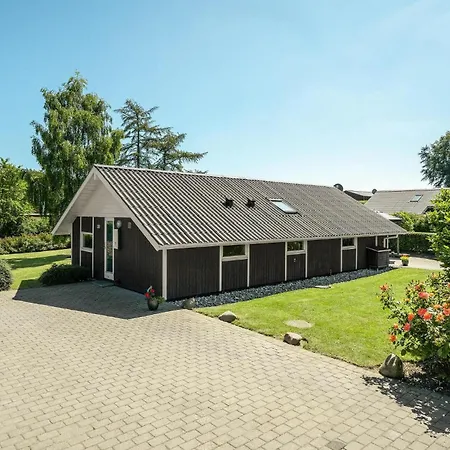 3 Bedroom Beautiful In Hejls