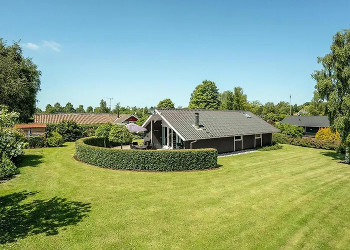 3 Bedroom Beautiful In Semesterbostad *